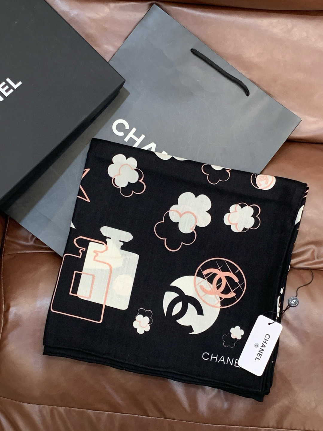 上新❤️【Chanel】 经典茶花优雅Coco风，Chanel最新菱格丝绒大方巾~气质到骨子里，香奶奶新