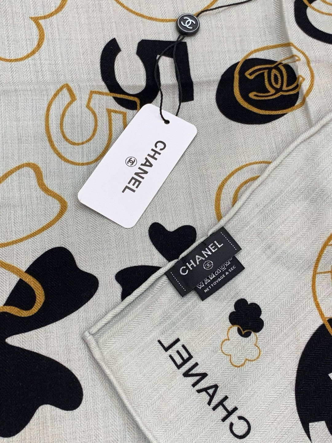 上新❤️【Chanel】 经典茶花优雅Coco风，Chanel最新菱格丝绒大方巾~气质到骨子里，香奶奶新