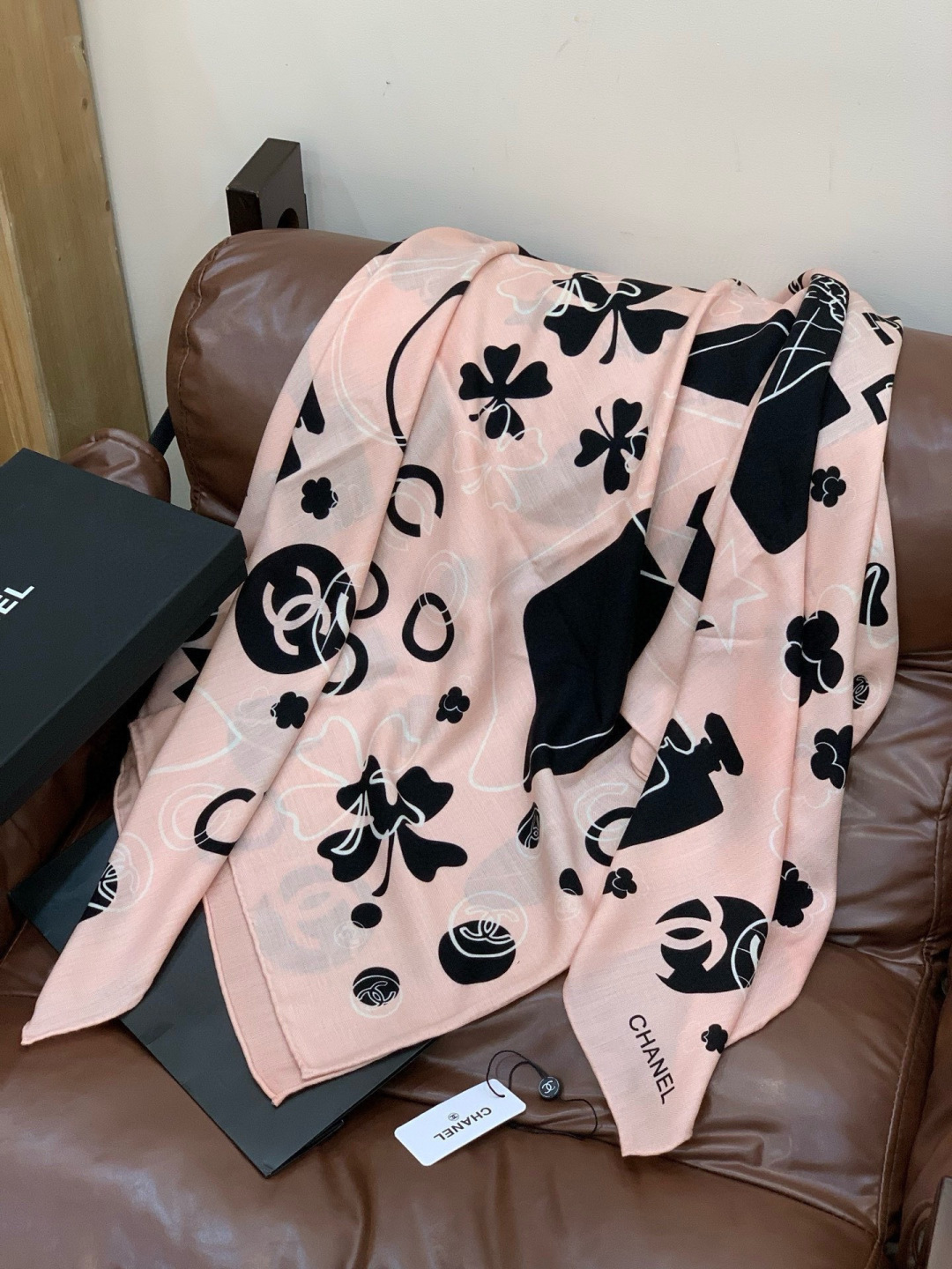 上新❤️【Chanel】 经典茶花优雅Coco风，Chanel最新菱格丝绒大方巾~气质到骨子里，香奶奶新