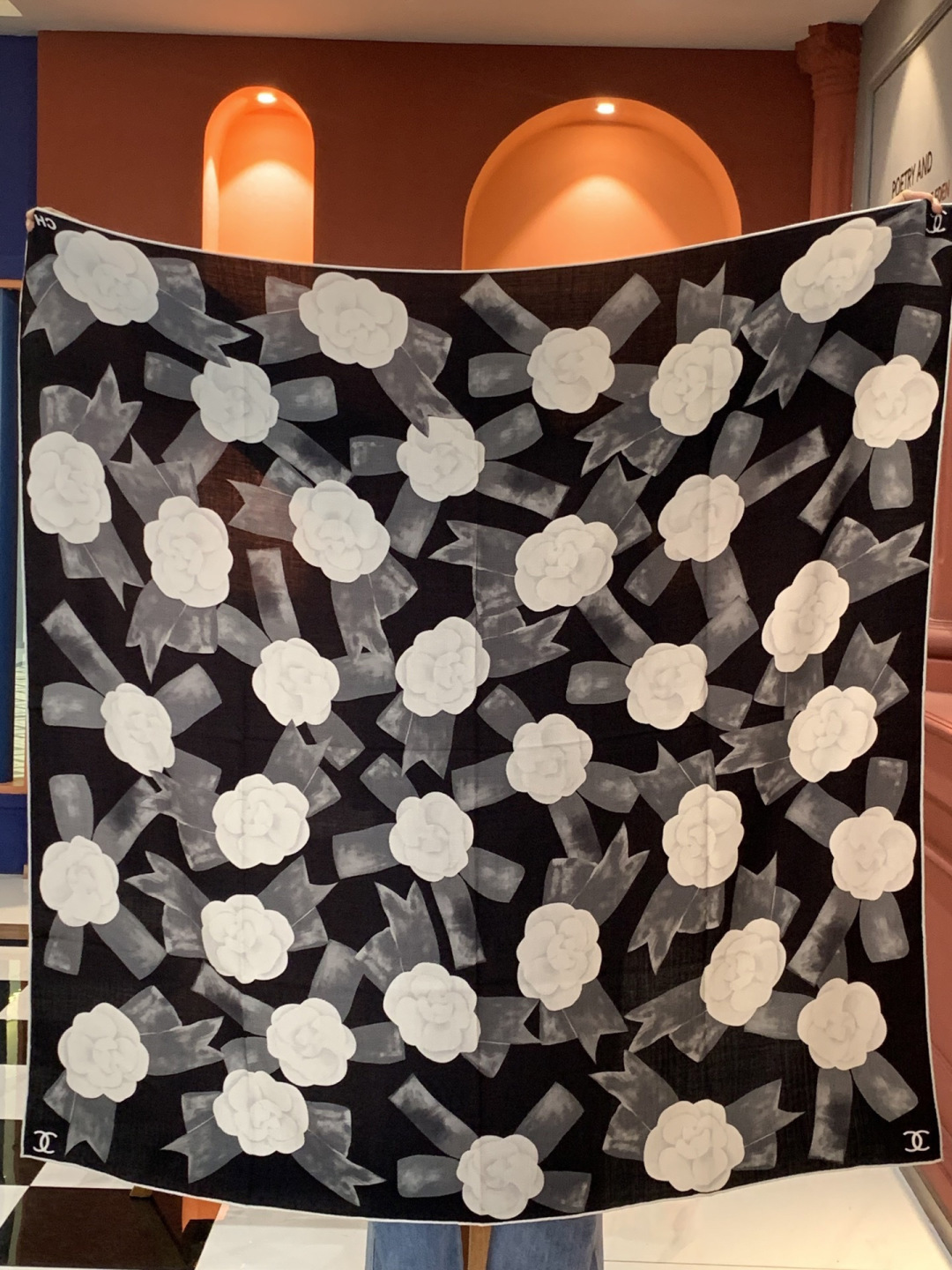 Chanel ~新品～“山茶花与蝴蝶结”【140双面丝绒披肩】手工卷边丝绒方巾（30%桑蚕丝70%羊绒）