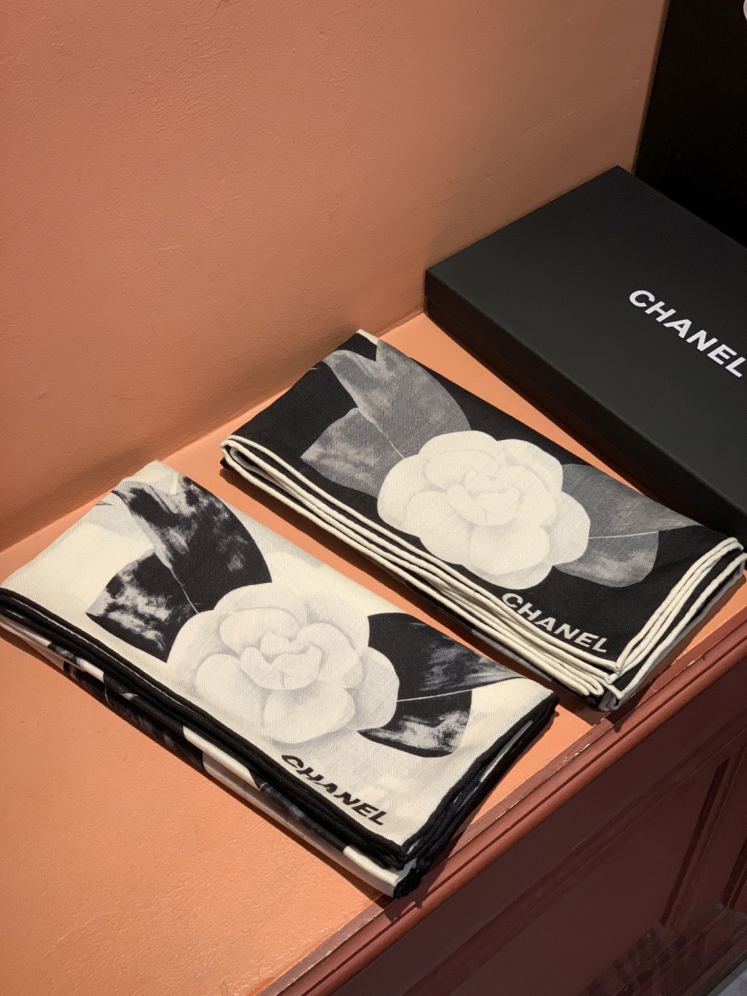 Chanel ~新品～“山茶花与蝴蝶结”【140双面丝绒披肩】手工卷边丝绒方巾（30%桑蚕丝70%羊绒）