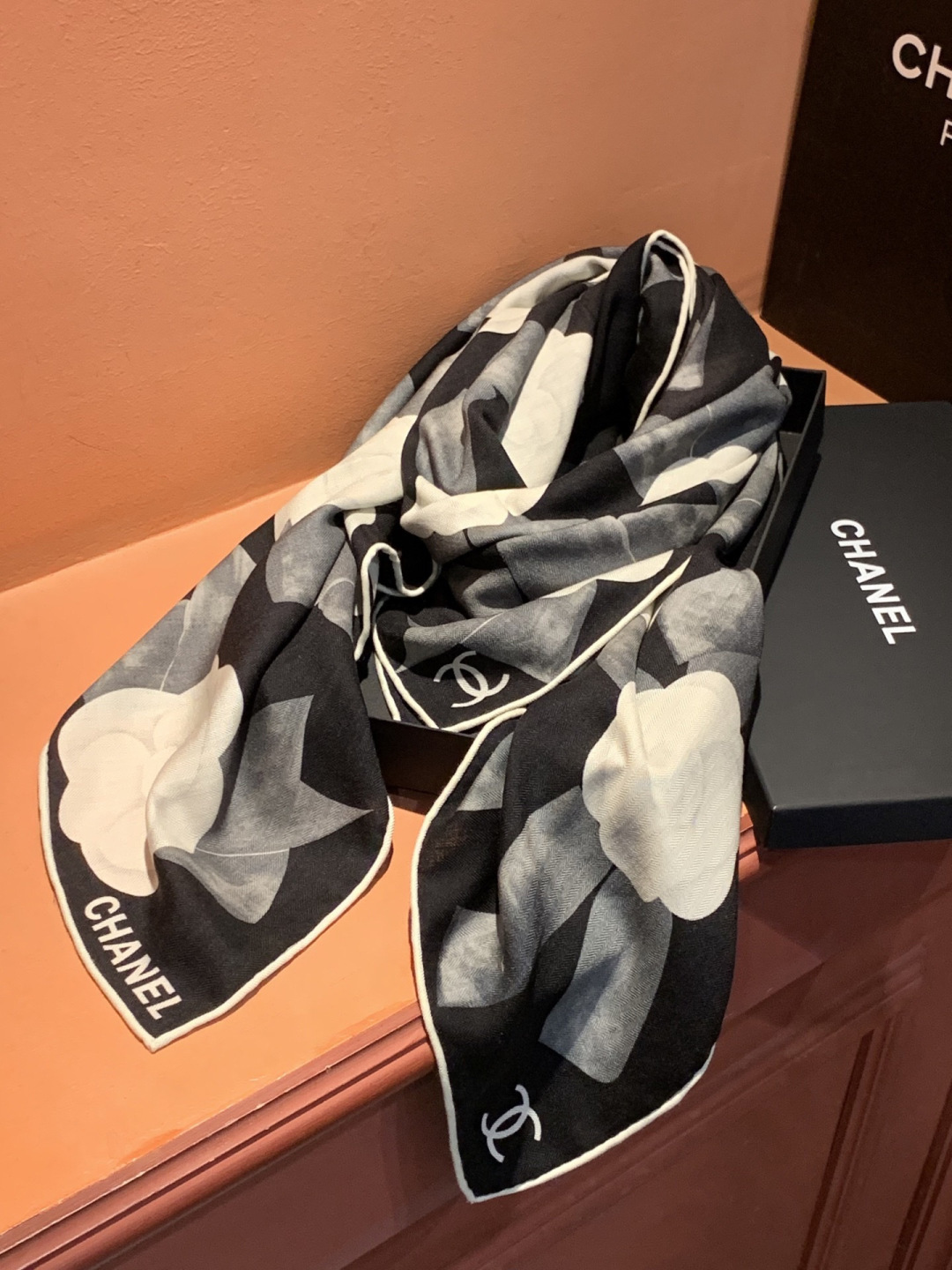 Chanel ~新品～“山茶花与蝴蝶结”【140双面丝绒披肩】手工卷边丝绒方巾（30%桑蚕丝70%羊绒）