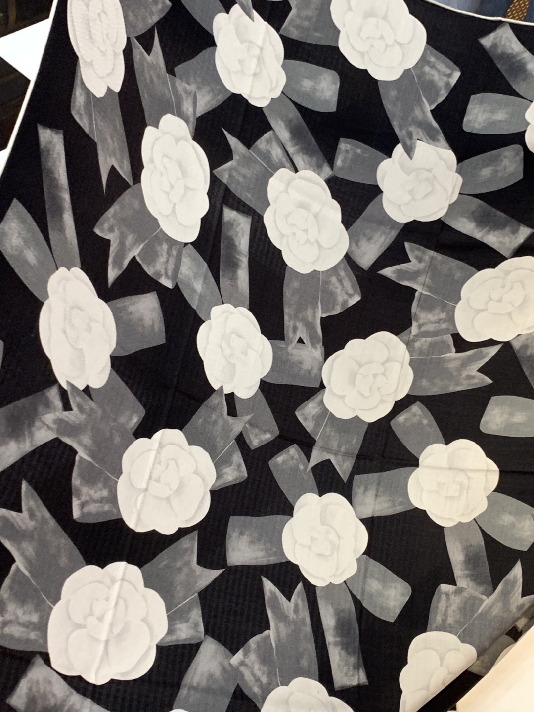 Chanel ~新品～“山茶花与蝴蝶结”【140双面丝绒披肩】手工卷边丝绒方巾（30%桑蚕丝70%羊绒）