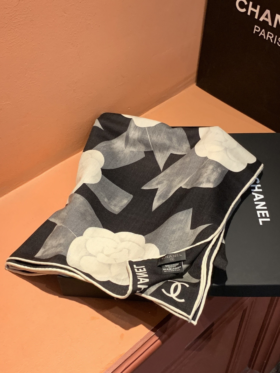 Chanel ~新品～“山茶花与蝴蝶结”【140双面丝绒披肩】手工卷边丝绒方巾（30%桑蚕丝70%羊绒）
