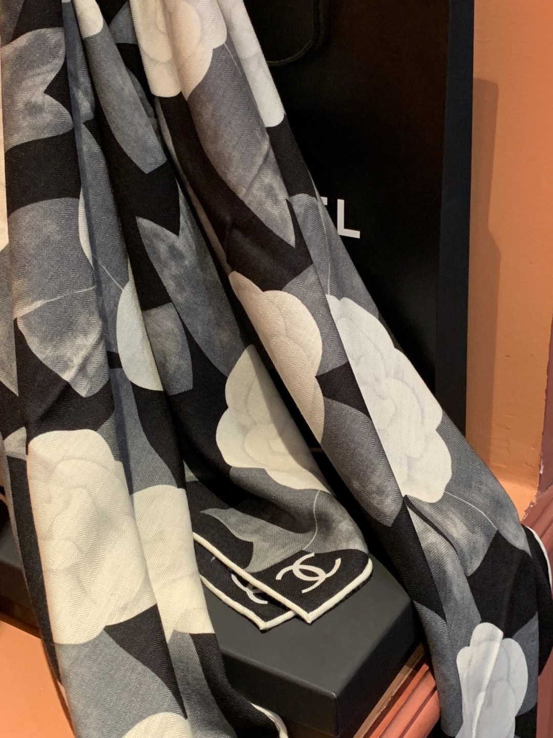 Chanel ~新品～“山茶花与蝴蝶结”【140双面丝绒披肩】手工卷边丝绒方巾（30%桑蚕丝70%羊绒）