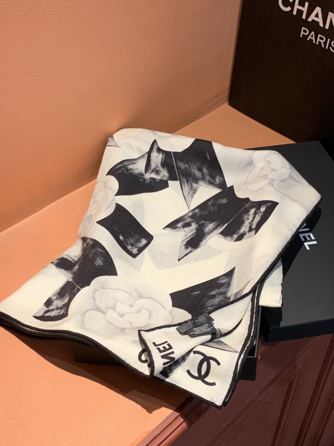 Chanel ~新品～“山茶花与蝴蝶结”【140双面丝绒披肩】手工卷边丝绒方巾（30%桑蚕丝70%羊绒）