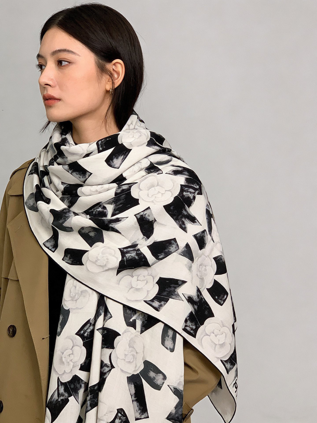 Chanel ~新品～“山茶花与蝴蝶结”【140双面丝绒披肩】手工卷边丝绒方巾（30%桑蚕丝70%羊绒）