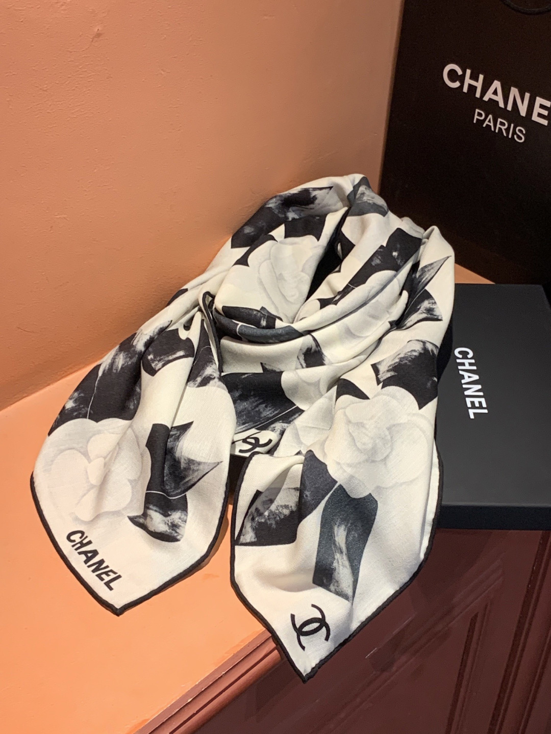 Chanel ~新品～“山茶花与蝴蝶结”【140双面丝绒披肩】手工卷边丝绒方巾（30%桑蚕丝70%羊绒）