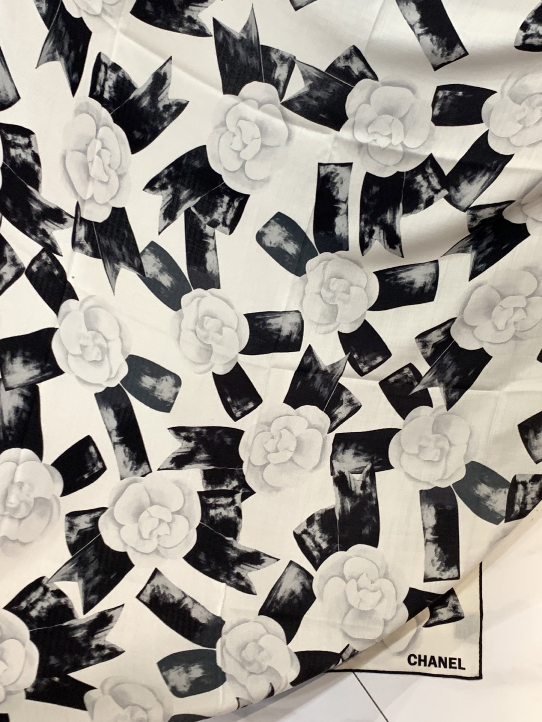 Chanel ~新品～“山茶花与蝴蝶结”【140双面丝绒披肩】手工卷边丝绒方巾（30%桑蚕丝70%羊绒）
