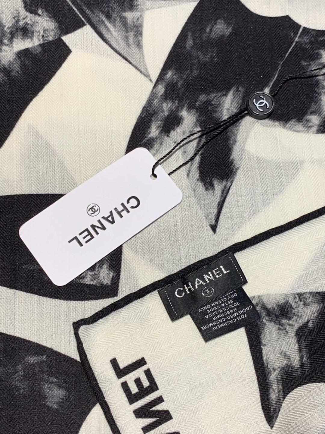 Chanel ~新品～“山茶花与蝴蝶结”【140双面丝绒披肩】手工卷边丝绒方巾（30%桑蚕丝70%羊绒）