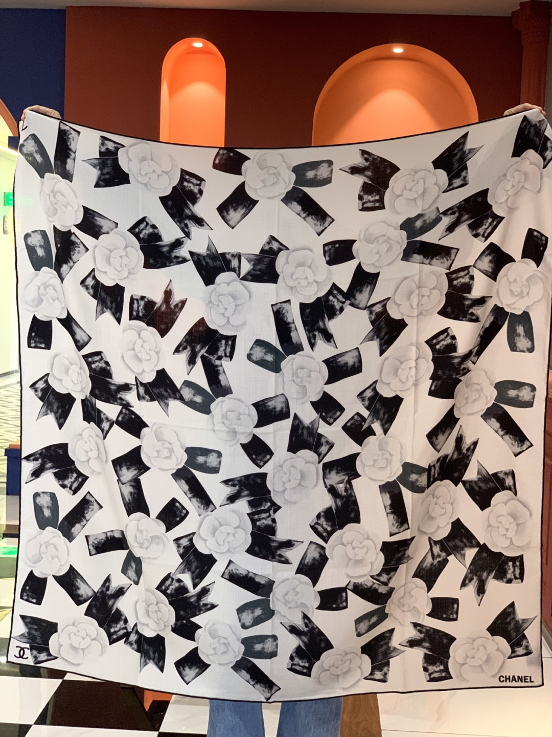 Chanel ~新品～“山茶花与蝴蝶结”【140双面丝绒披肩】手工卷边丝绒方巾（30%桑蚕丝70%羊绒）
