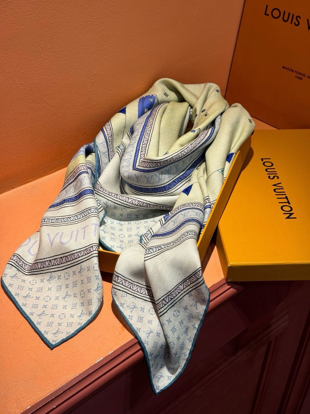 ❄【双面同色】原单Lv140cm丝绒方巾，《热气球》，本款方巾全新加入 U价🉐️ and Away 系列