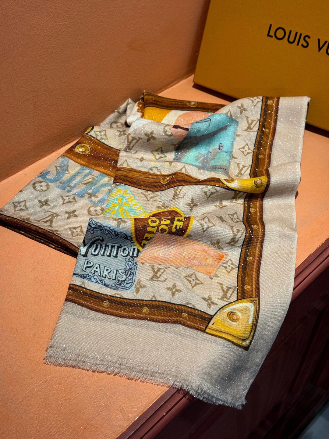 会发光发亮的围巾真心赞‼️驴家【L链条箱包花纹银丝长巾】银丝印花羊绒长巾，新款方巾来撷Nouficel 