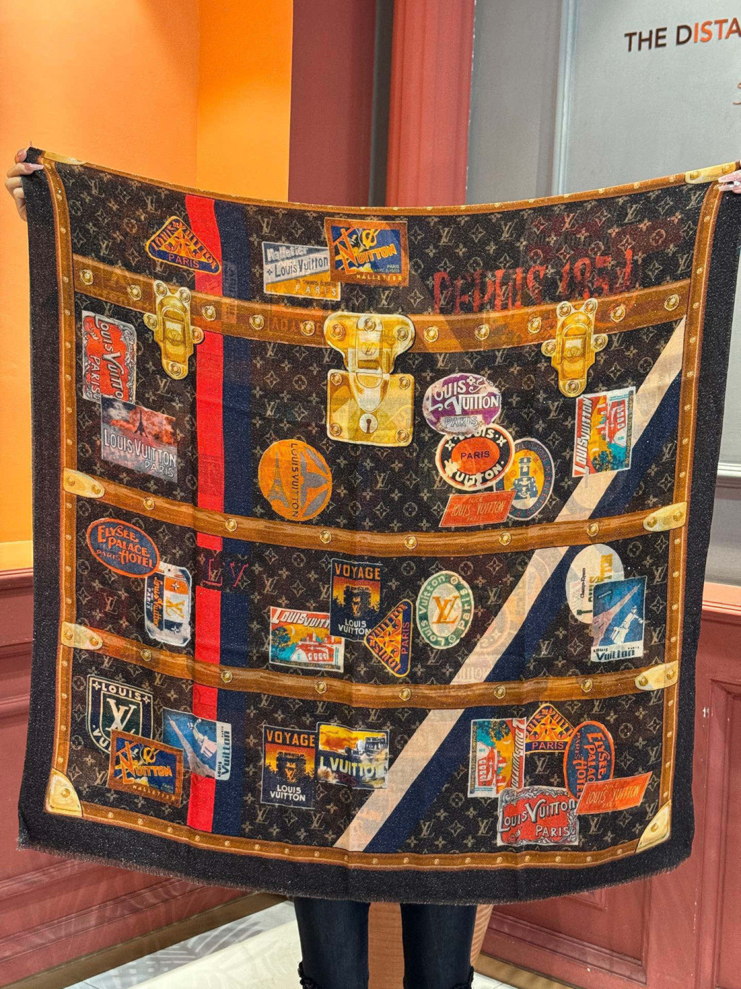 会发光发亮的围巾真心赞‼️驴家【L链条箱包花纹银丝长巾】银丝印花羊绒长巾，新款方巾来撷Nouficel 