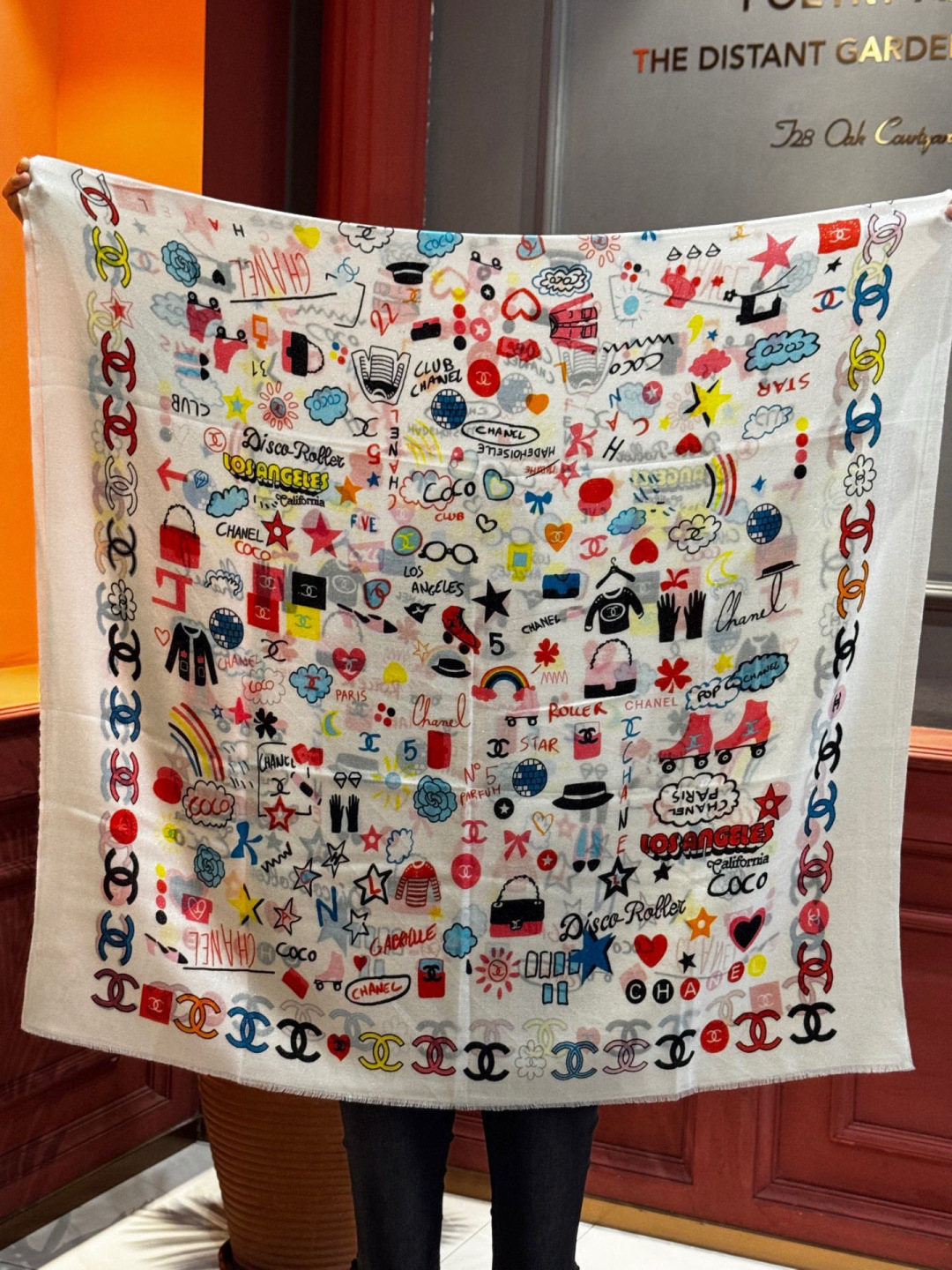 会发光发亮的围巾 高级成衣系列～Chanel 此系列谱写一曲自由轻灵的赞歌本系列作品创新演绎品牌的风格符