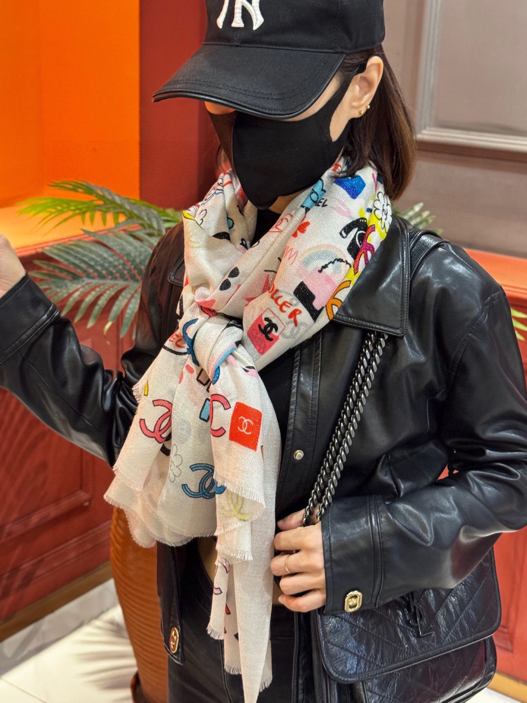 会发光发亮的围巾 高级成衣系列～Chanel 此系列谱写一曲自由轻灵的赞歌本系列作品创新演绎品牌的风格符