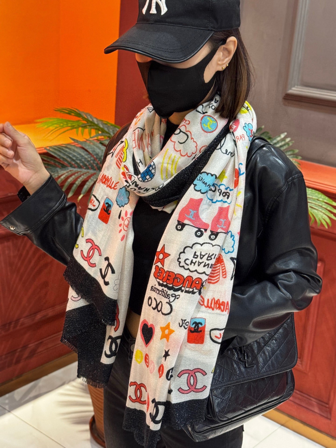 会发光发亮的围巾 高级成衣系列～Chanel 此系列谱写一曲自由轻灵的赞歌本系列作品创新演绎品牌的风格符