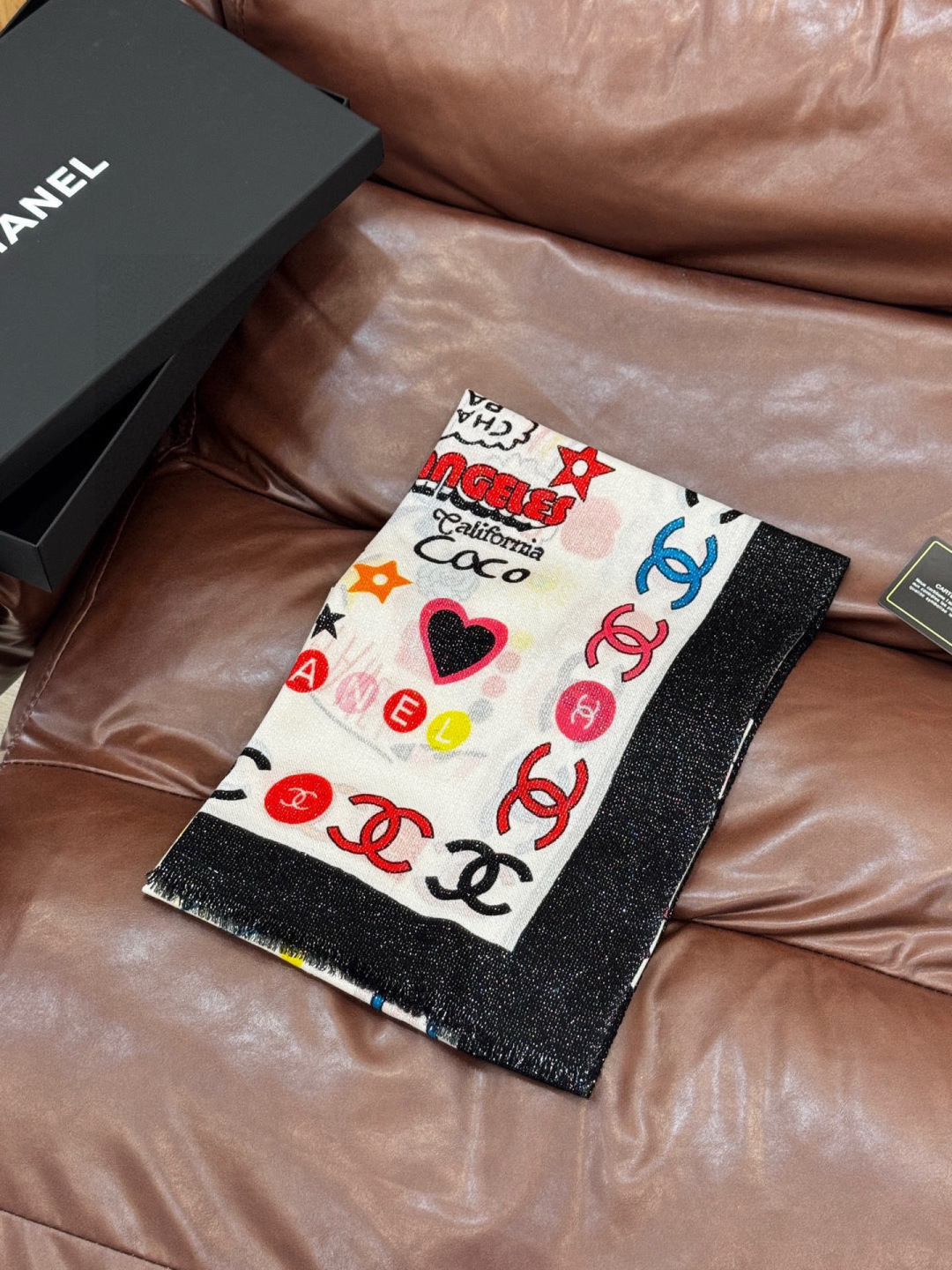 会发光发亮的围巾 高级成衣系列～Chanel 此系列谱写一曲自由轻灵的赞歌本系列作品创新演绎品牌的风格符