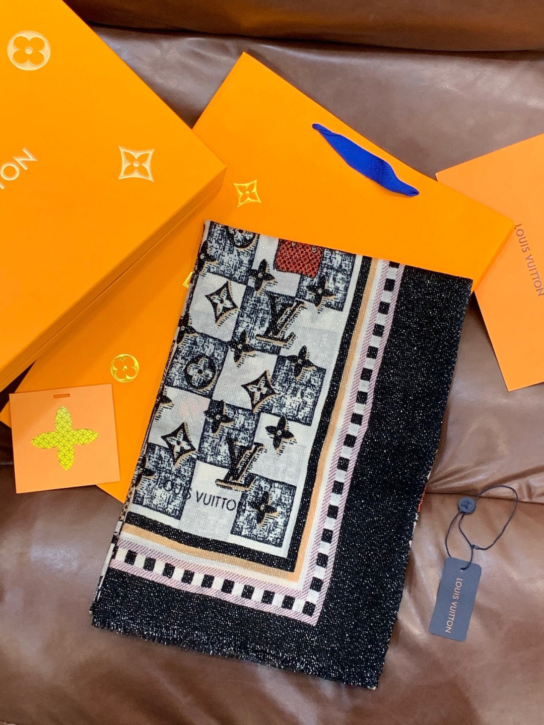 会发光发亮的围巾银丝羊绒长巾✨专柜同步‼️真心赞‼️驴家【L字母与花纹长巾】路易威登经典 Monogra