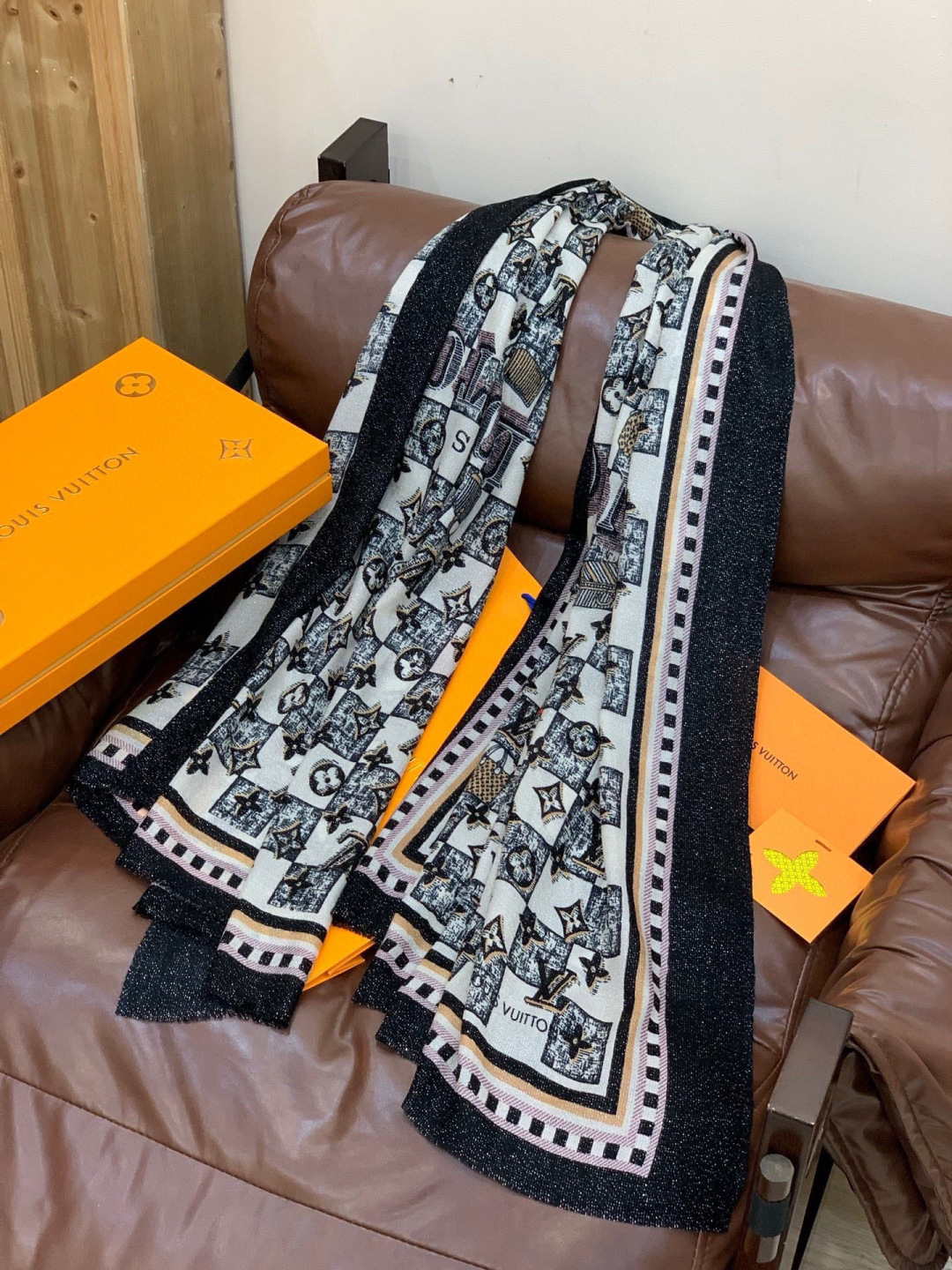 会发光发亮的围巾银丝羊绒长巾✨专柜同步‼️真心赞‼️驴家【L字母与花纹长巾】路易威登经典 Monogra