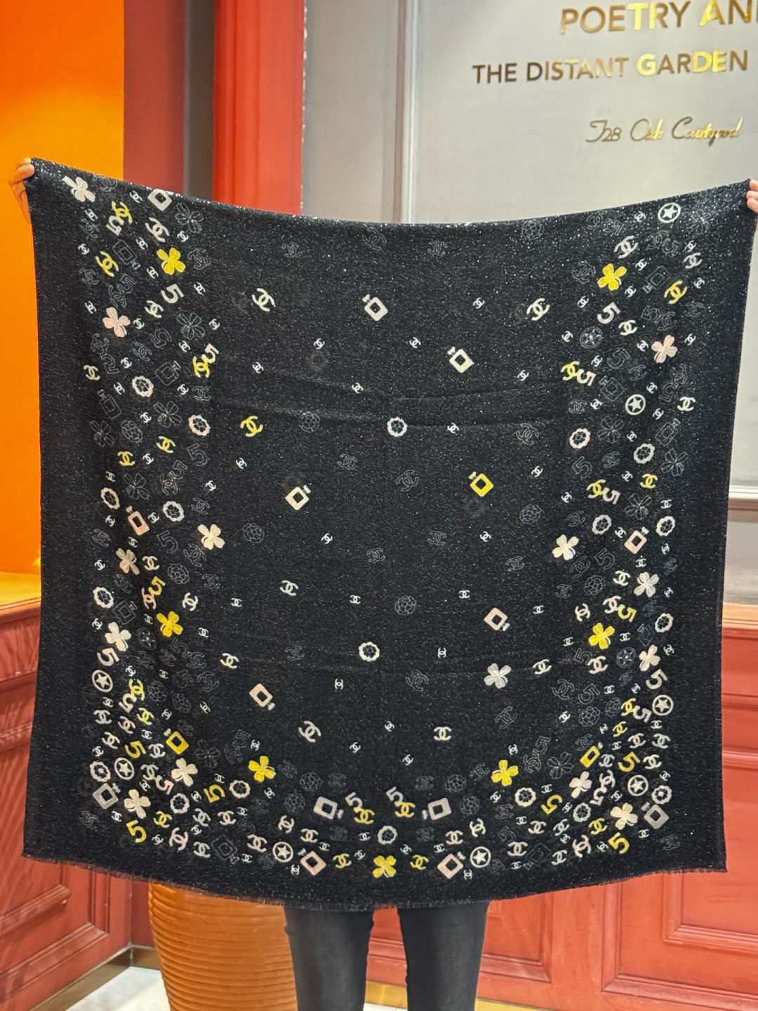 会发光发亮的围巾 💟CHANEL香奈儿经典元素设计优雅大方，绕在颈间超级完美💋💋简直人间的尤物😍 专柜品