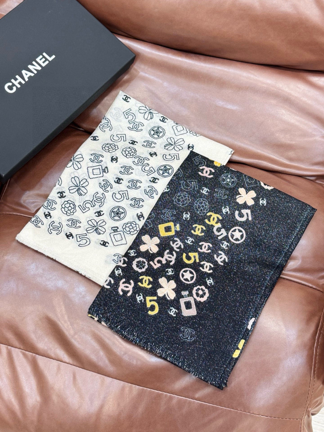 会发光发亮的围巾 💟CHANEL香奈儿经典元素设计优雅大方，绕在颈间超级完美💋💋简直人间的尤物😍 专柜品