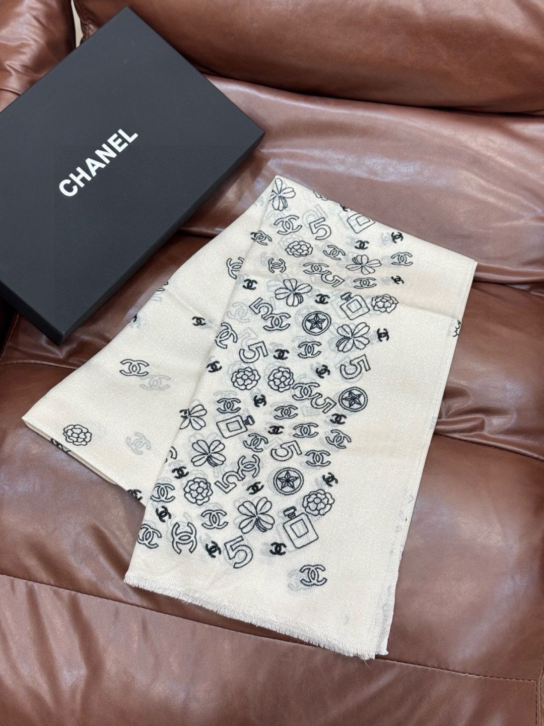 会发光发亮的围巾 💟CHANEL香奈儿经典元素设计优雅大方，绕在颈间超级完美💋💋简直人间的尤物😍 专柜品