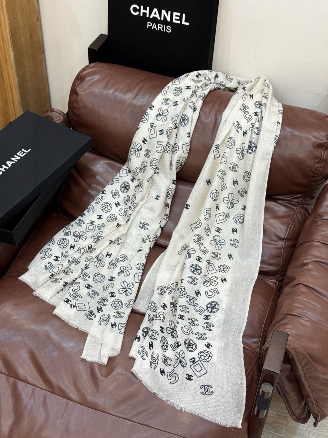 会发光发亮的围巾 💟CHANEL香奈儿经典元素设计优雅大方，绕在颈间超级完美💋💋简直人间的尤物😍 专柜品