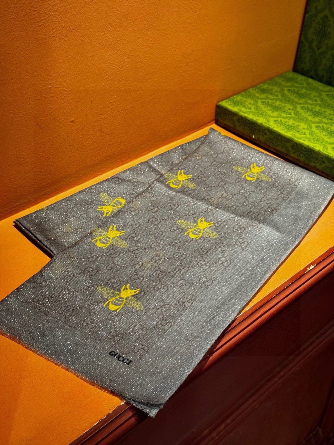 【会发光发亮的围巾】自带高级气场。气质时髦！！！】蜜蜂一直是Gucci钟爱的元素，上身很显年轻气质感！！