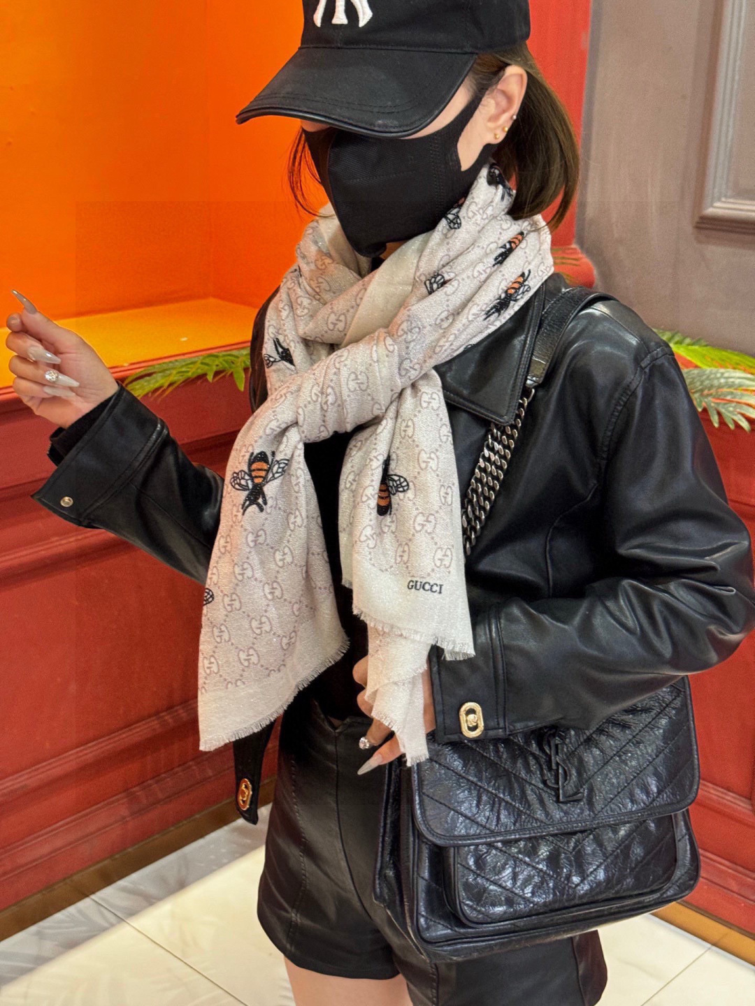 【会发光发亮的围巾】自带高级气场。气质时髦！！！】蜜蜂一直是Gucci钟爱的元素，上身很显年轻气质感！！