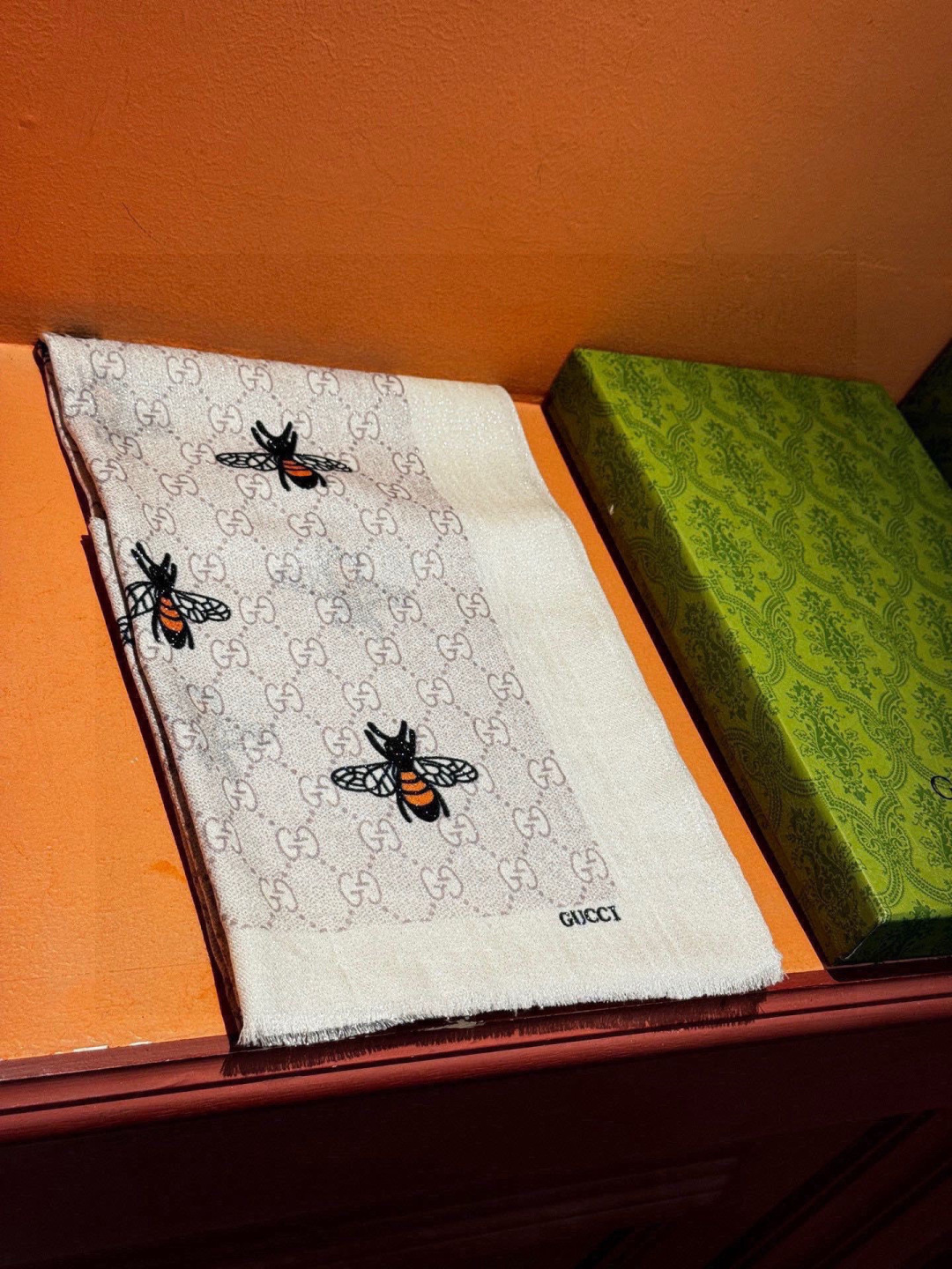 【会发光发亮的围巾】自带高级气场。气质时髦！！！】蜜蜂一直是Gucci钟爱的元素，上身很显年轻气质感！！