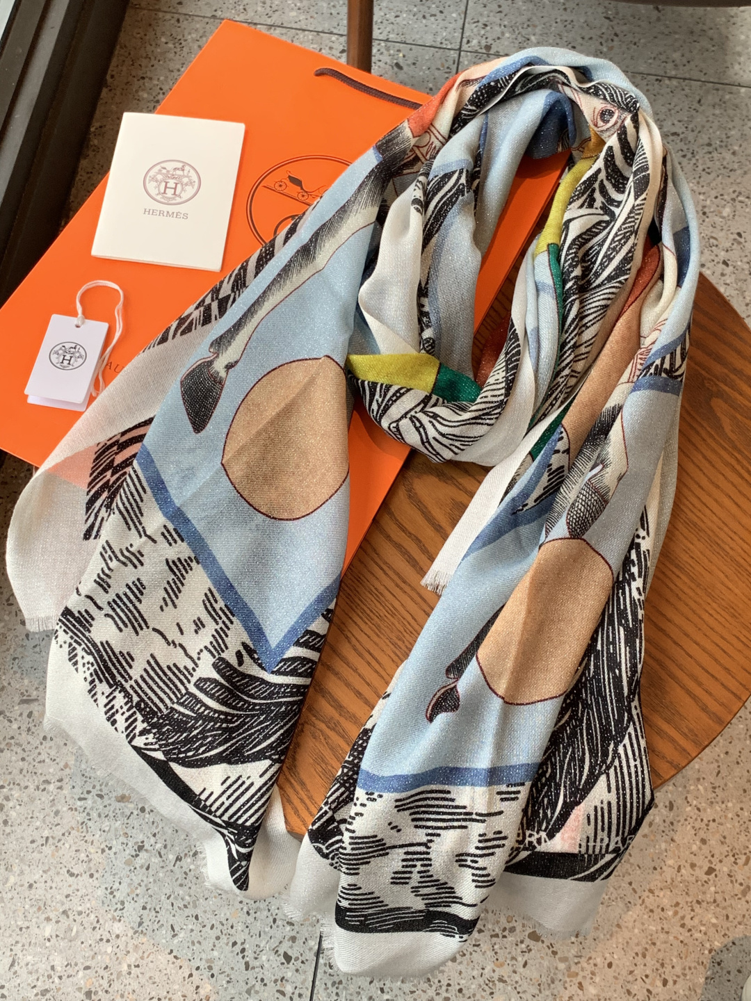 会发光发亮的围巾 爱马仕 专柜同步 买了都说好看羊绒印花‼️推荐💕顶级工艺超值‼️爱马仕专柜爆款🎁🎁羊绒