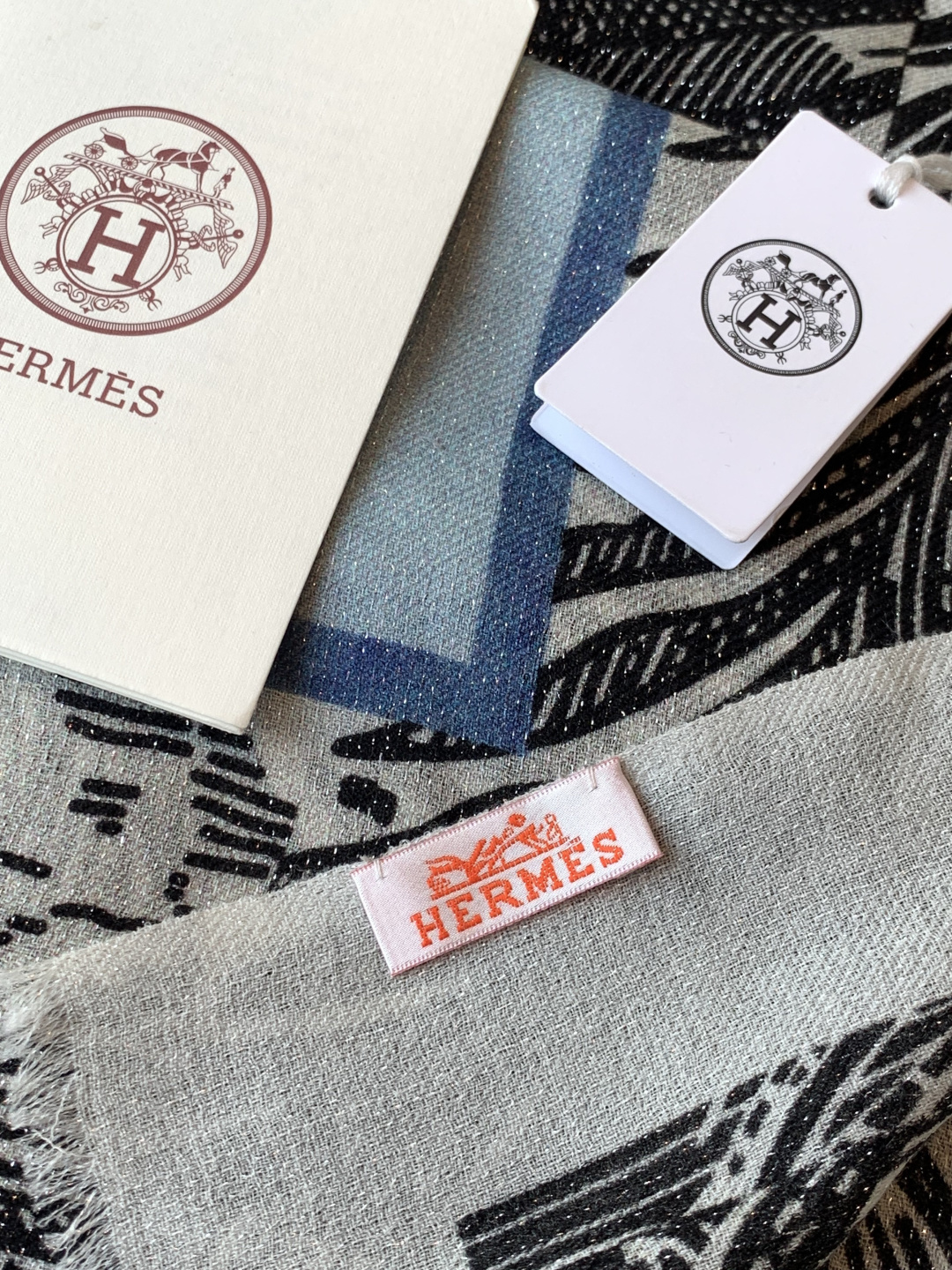 会发光发亮的围巾 爱马仕 专柜同步 买了都说好看羊绒印花‼️推荐💕顶级工艺超值‼️爱马仕专柜爆款🎁🎁羊绒