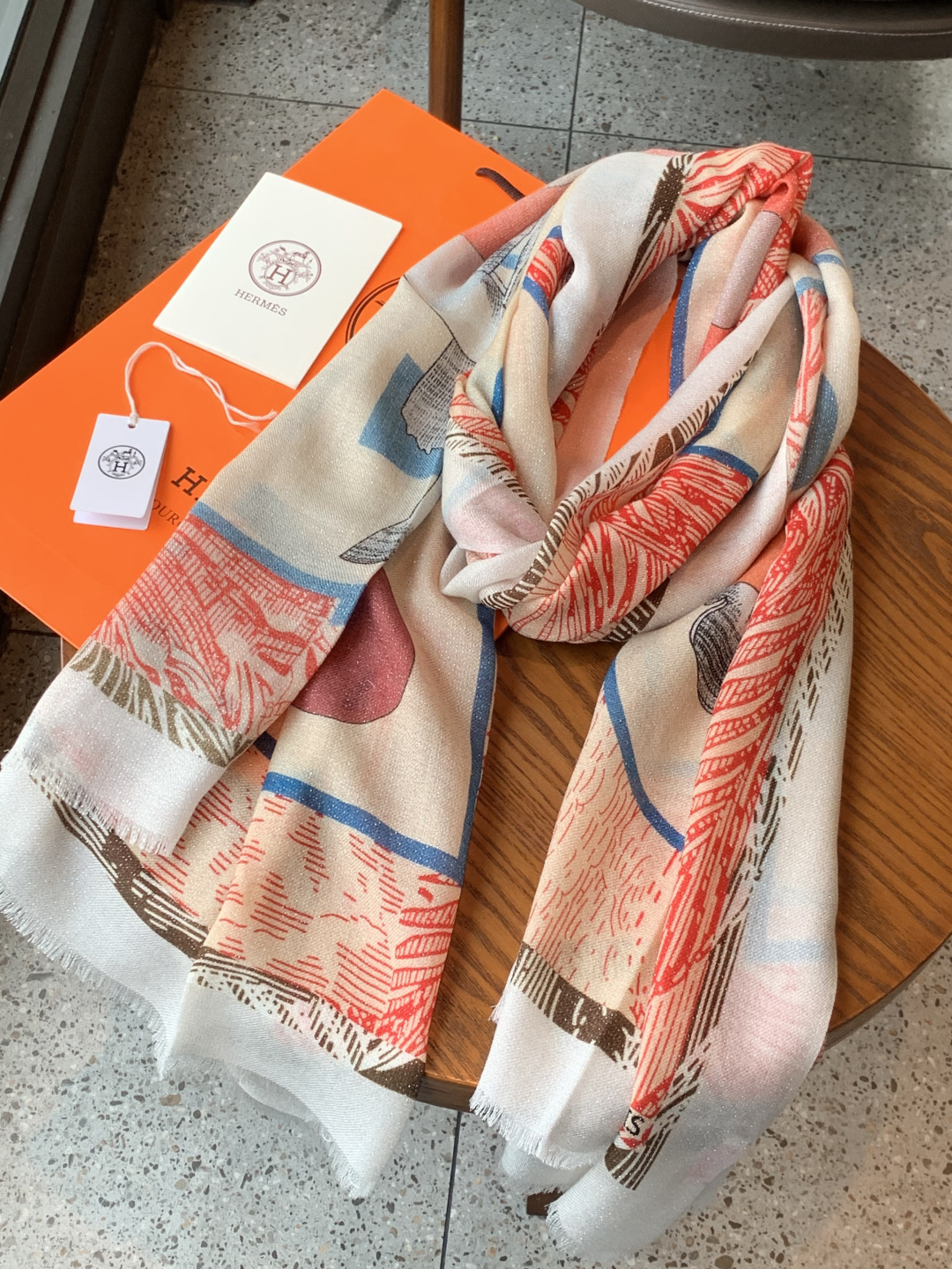 会发光发亮的围巾 爱马仕 专柜同步 买了都说好看羊绒印花‼️推荐💕顶级工艺超值‼️爱马仕专柜爆款🎁🎁羊绒