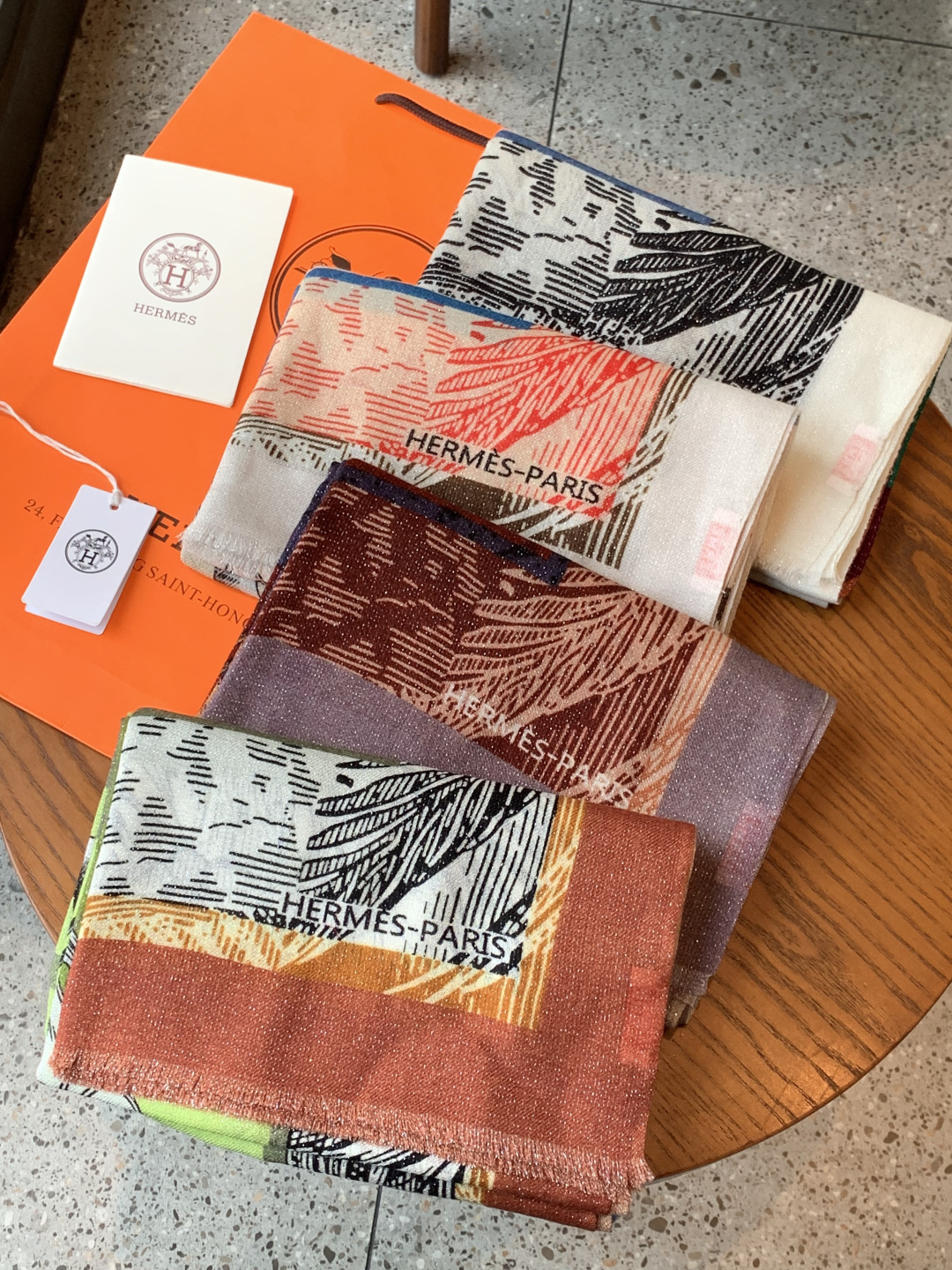 会发光发亮的围巾 爱马仕 专柜同步 买了都说好看羊绒印花‼️推荐💕顶级工艺超值‼️爱马仕专柜爆款🎁🎁羊绒