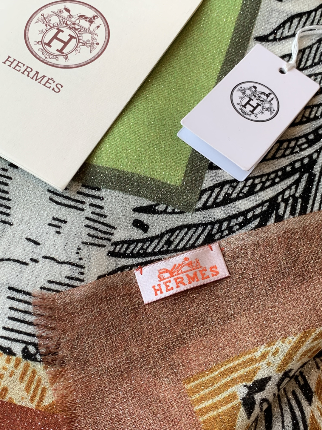 会发光发亮的围巾 爱马仕 专柜同步 买了都说好看羊绒印花‼️推荐💕顶级工艺超值‼️爱马仕专柜爆款🎁🎁羊绒