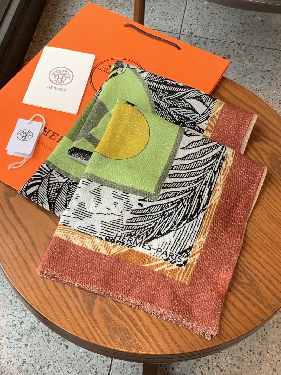 会发光发亮的围巾 爱马仕 专柜同步 买了都说好看羊绒印花‼️推荐💕顶级工艺超值‼️爱马仕专柜爆款🎁🎁羊绒