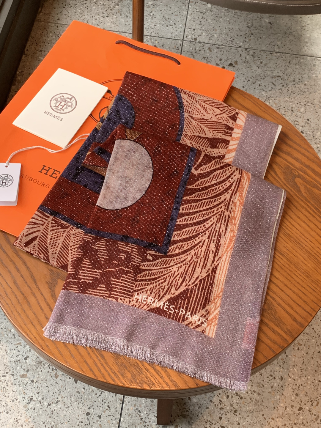 会发光发亮的围巾 爱马仕 专柜同步 买了都说好看羊绒印花‼️推荐💕顶级工艺超值‼️爱马仕专柜爆款🎁🎁羊绒