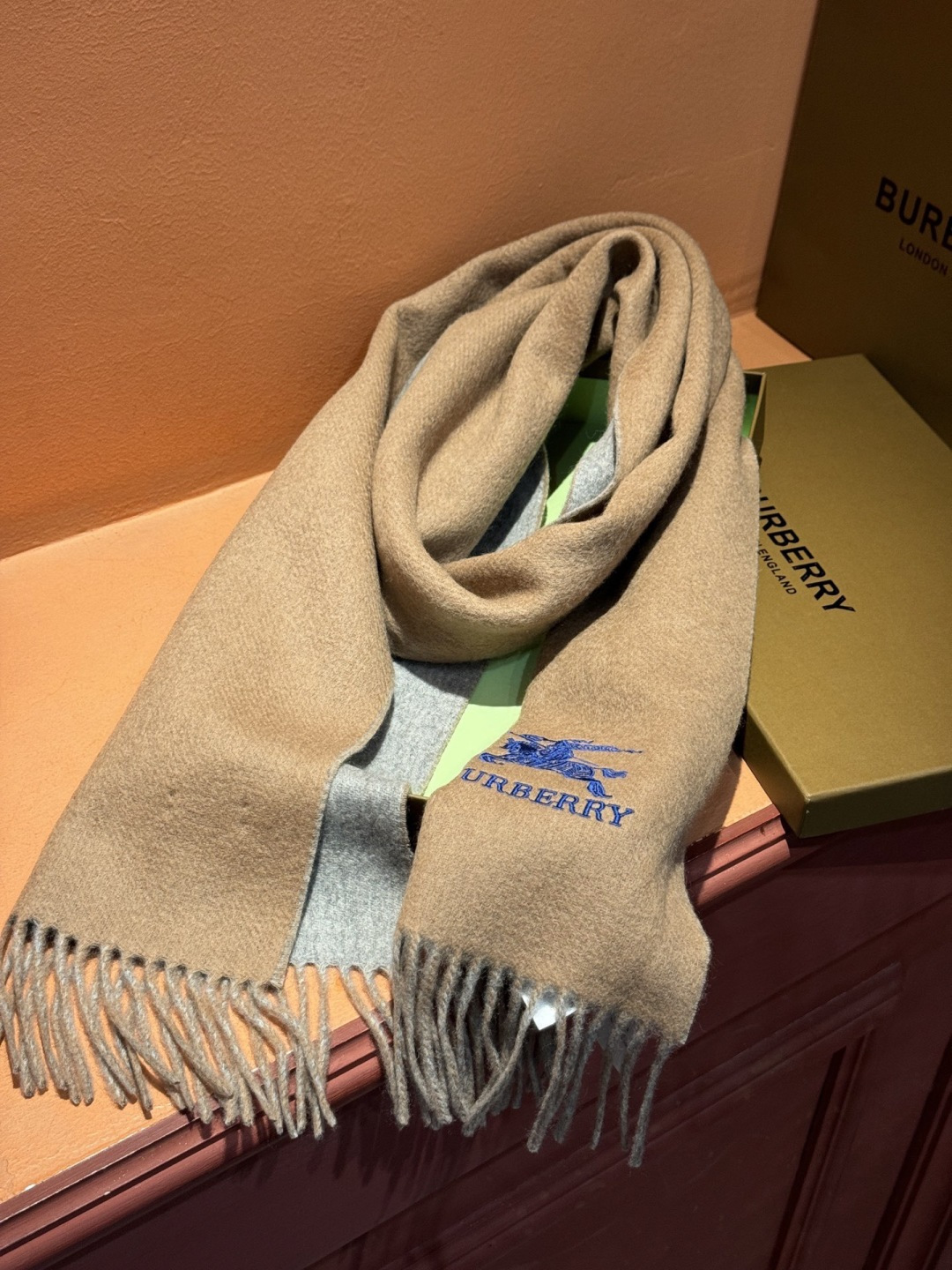 ✨✨太美了😍巴宝莉 情侣款 美到要尖叫😱专柜最新款🎊英伦欧美范儿 又是一款即时尚又实用的大围巾&长巾，🎆