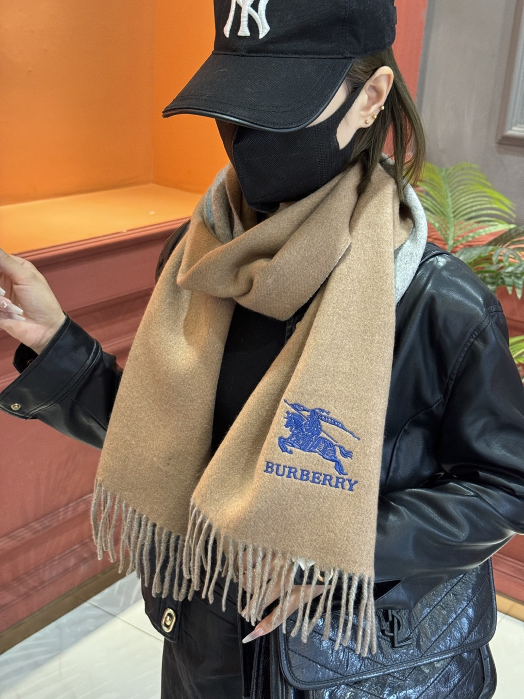 ✨✨太美了😍巴宝莉 情侣款 美到要尖叫😱专柜最新款🎊英伦欧美范儿 又是一款即时尚又实用的大围巾&长巾，🎆