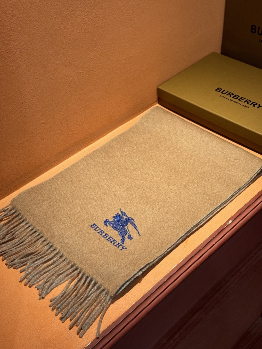 ✨✨太美了😍巴宝莉 情侣款 美到要尖叫😱专柜最新款🎊英伦欧美范儿 又是一款即时尚又实用的大围巾&长巾，🎆