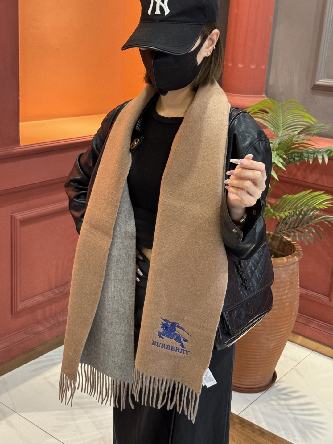 ✨✨太美了😍巴宝莉 情侣款 美到要尖叫😱专柜最新款🎊英伦欧美范儿 又是一款即时尚又实用的大围巾&长巾，🎆