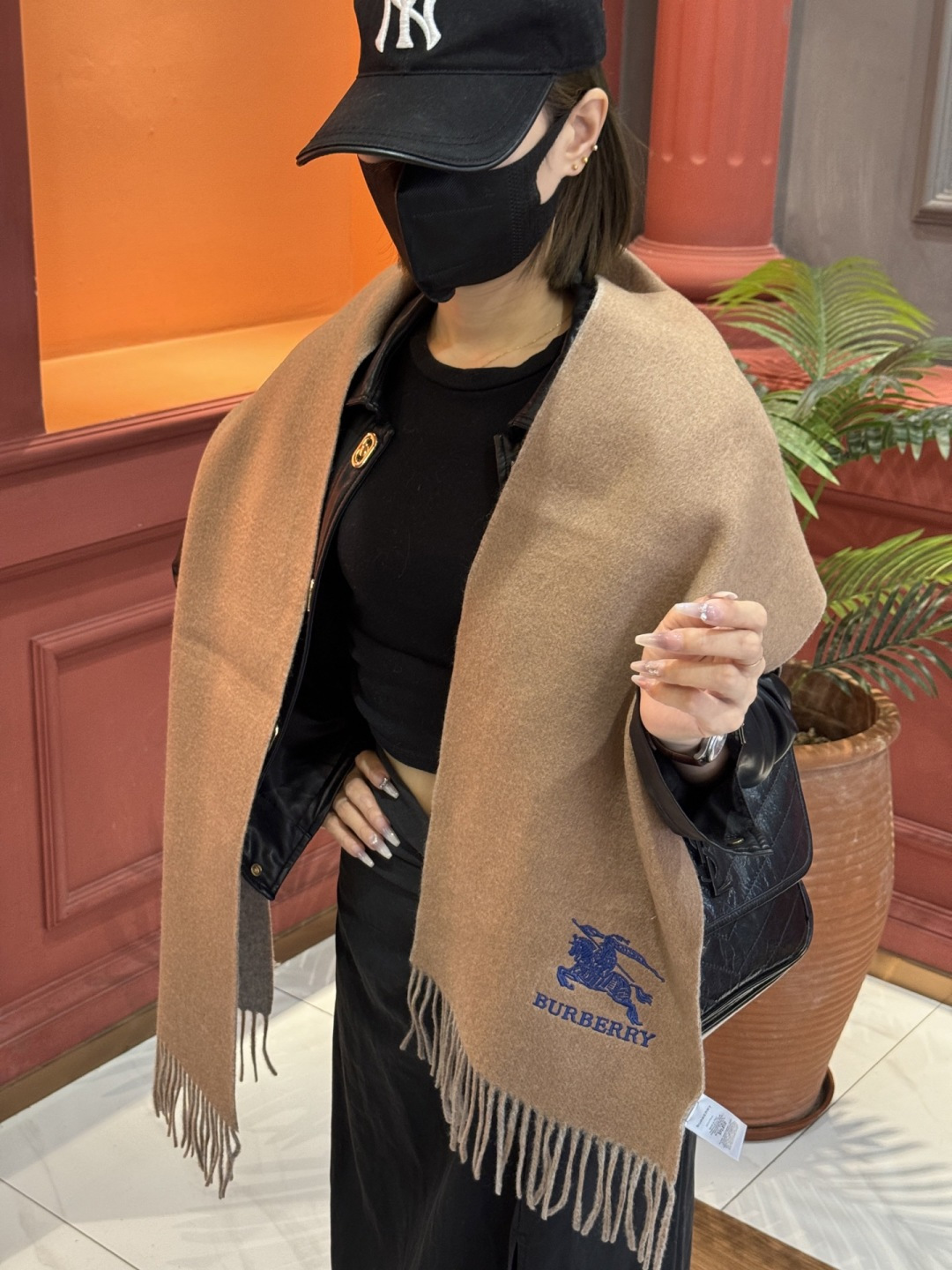 ✨✨太美了😍巴宝莉 情侣款 美到要尖叫😱专柜最新款🎊英伦欧美范儿 又是一款即时尚又实用的大围巾&长巾，🎆