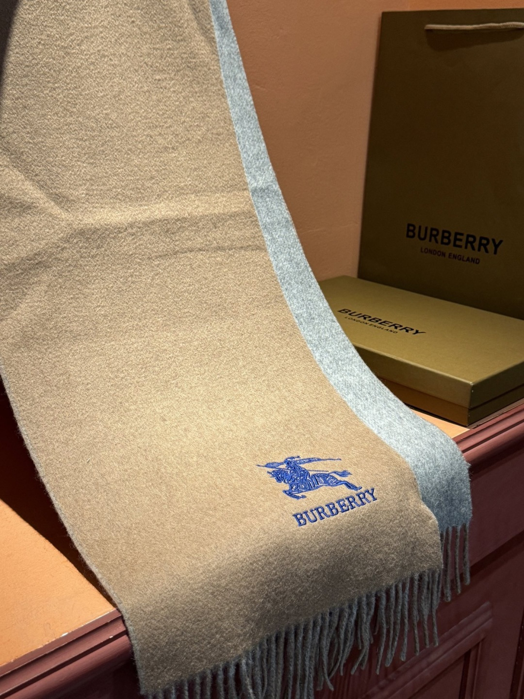 ✨✨太美了😍巴宝莉 情侣款 美到要尖叫😱专柜最新款🎊英伦欧美范儿 又是一款即时尚又实用的大围巾&长巾，🎆