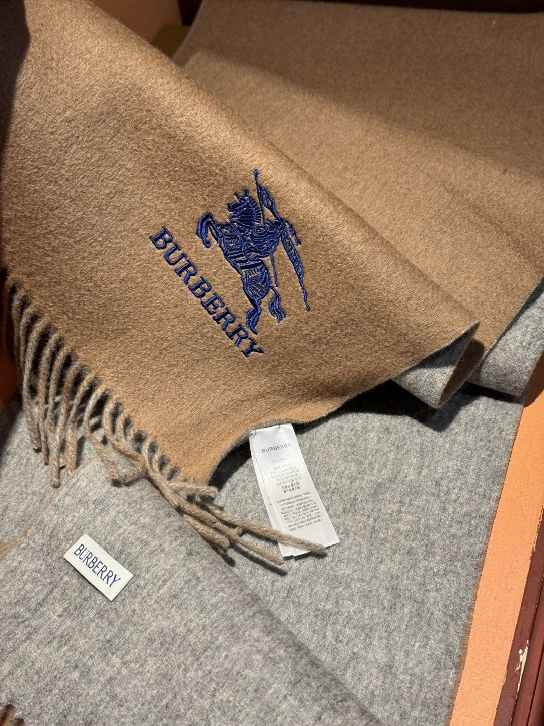 ✨✨太美了😍巴宝莉 情侣款 美到要尖叫😱专柜最新款🎊英伦欧美范儿 又是一款即时尚又实用的大围巾&长巾，🎆