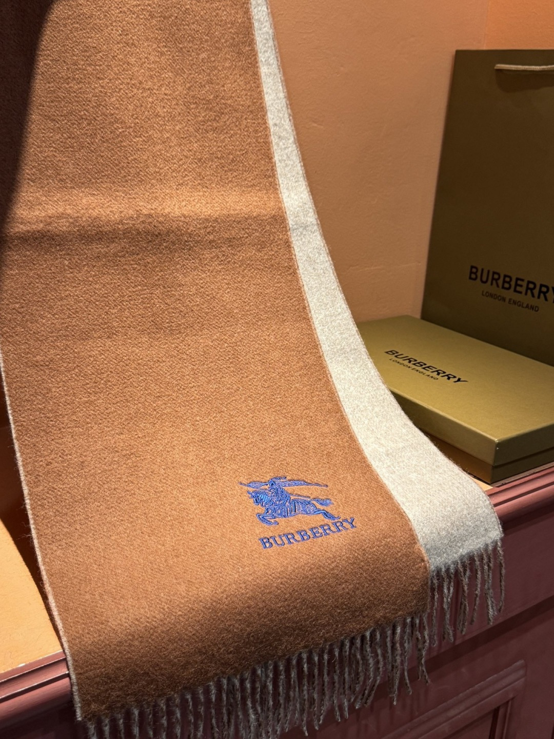 ✨✨太美了😍巴宝莉 情侣款 美到要尖叫😱专柜最新款🎊英伦欧美范儿 又是一款即时尚又实用的大围巾&长巾，🎆