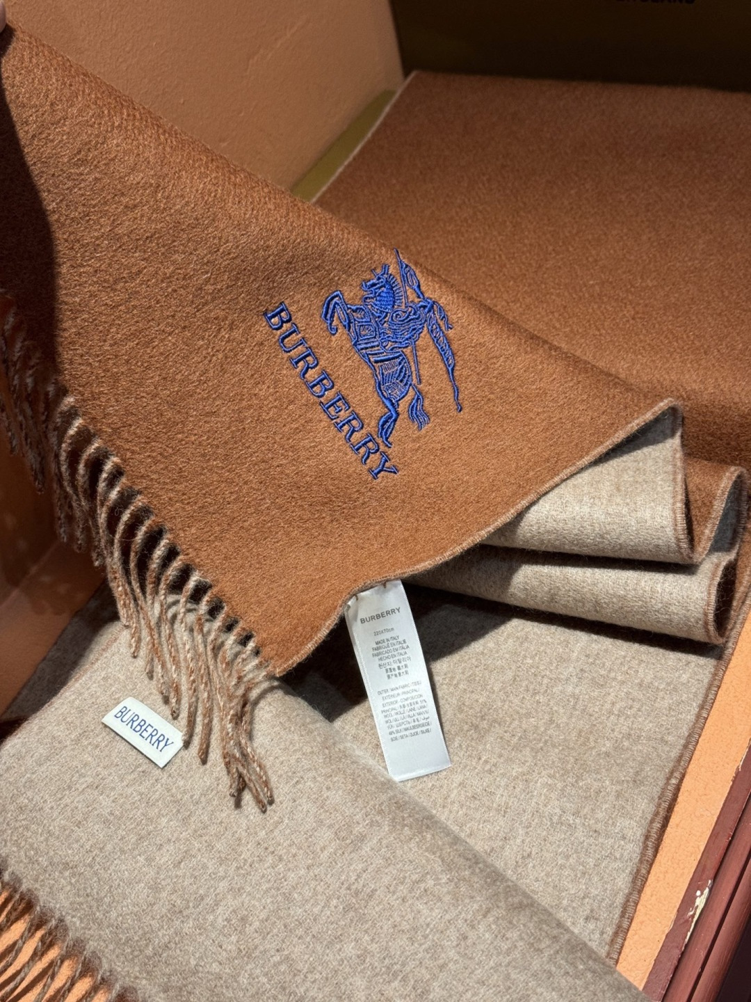 ✨✨太美了😍巴宝莉 情侣款 美到要尖叫😱专柜最新款🎊英伦欧美范儿 又是一款即时尚又实用的大围巾&长巾，🎆