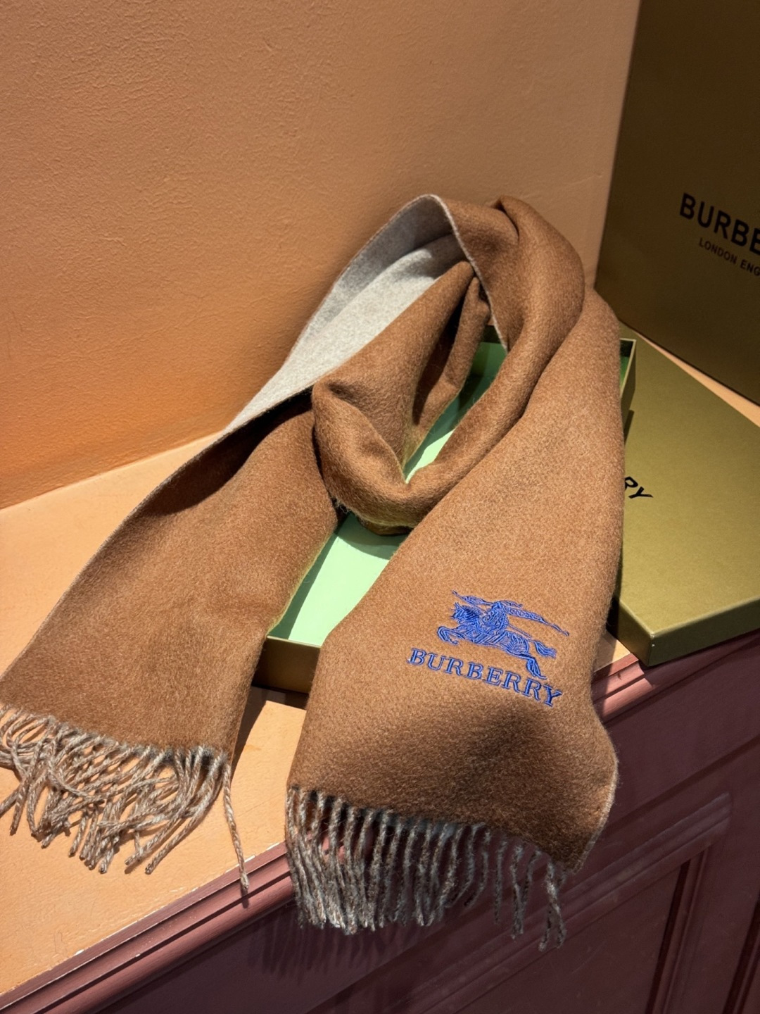 ✨✨太美了😍巴宝莉 情侣款 美到要尖叫😱专柜最新款🎊英伦欧美范儿 又是一款即时尚又实用的大围巾&长巾，🎆