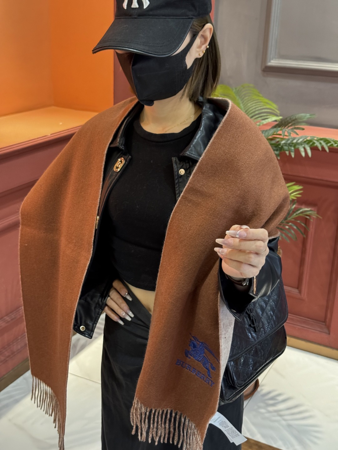 ✨✨太美了😍巴宝莉 情侣款 美到要尖叫😱专柜最新款🎊英伦欧美范儿 又是一款即时尚又实用的大围巾&长巾，🎆