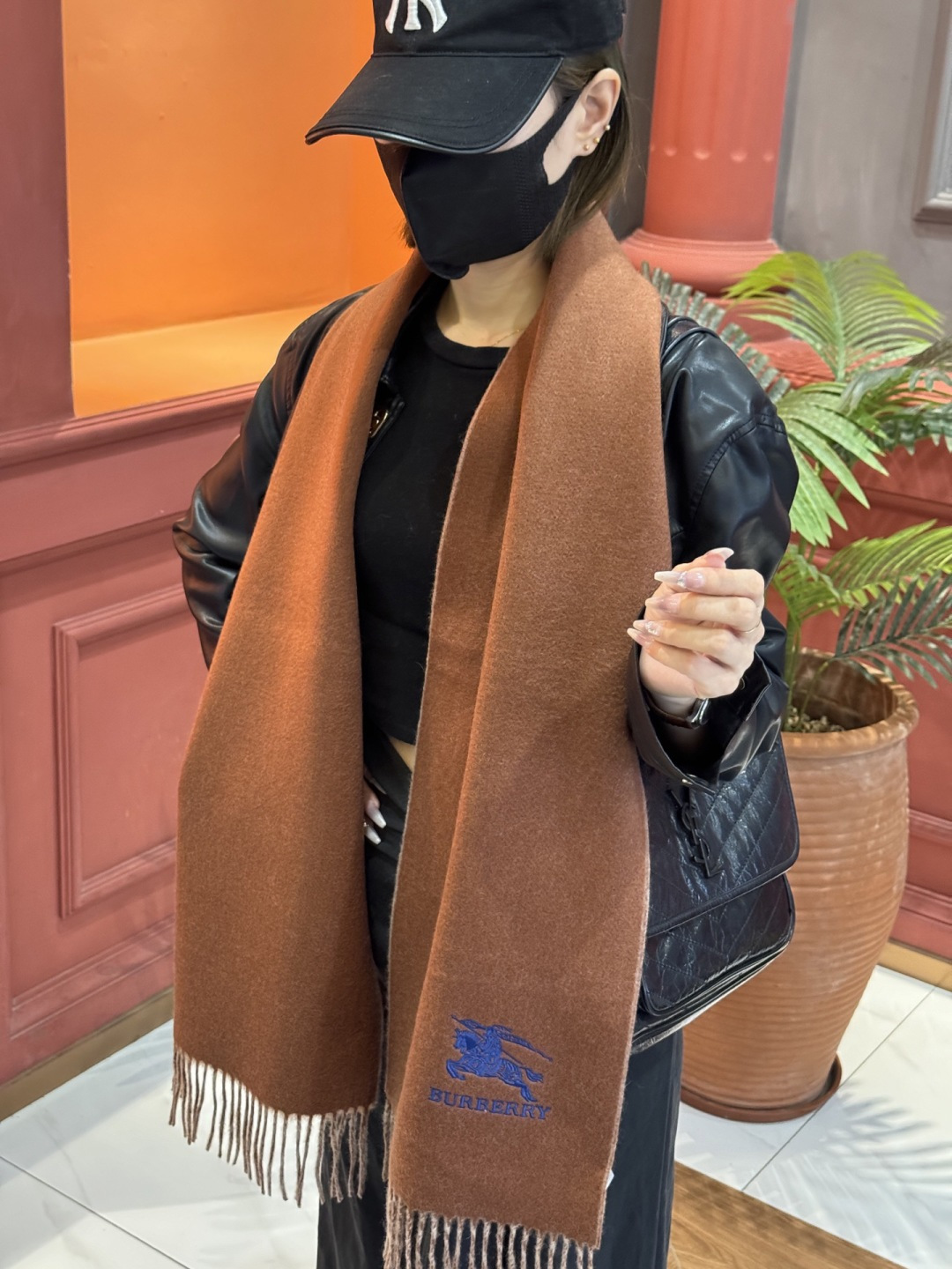 ✨✨太美了😍巴宝莉 情侣款 美到要尖叫😱专柜最新款🎊英伦欧美范儿 又是一款即时尚又实用的大围巾&长巾，🎆